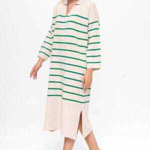 Perfil lateral de vestido midi de punto beige con rayas verdes, ajuste relajado y abertura lateral a mitad de muslo. - Mayorista Turquía