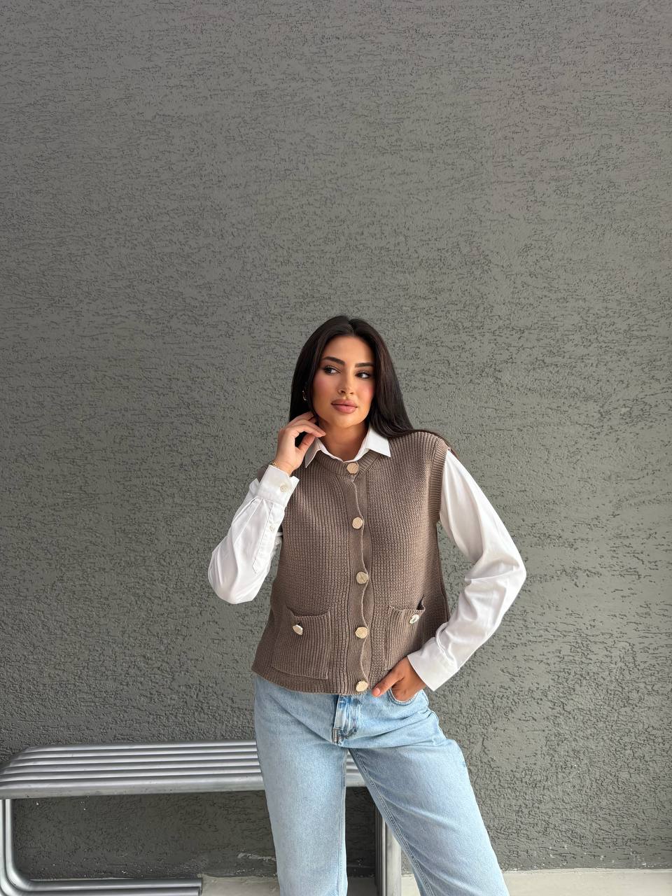 beige-strickweste-3290 – Großhandel Türkei Vorderansicht einer beigefarbenen Strickweste mit gewellter Knopfverzierung, runden Knöpfen und niedrig sitzenden Patch-Taschen.