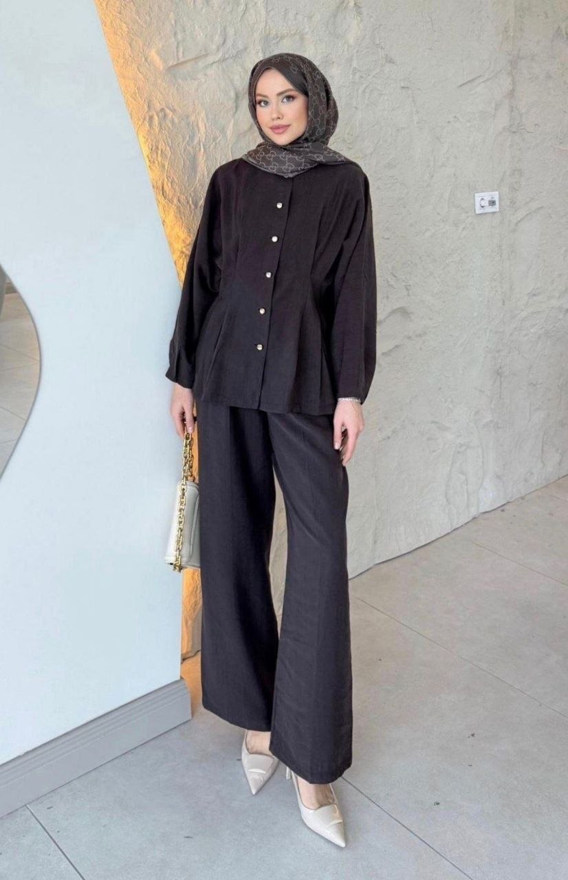 black-buttoned-set-front-6724 Full-length front view of black long-sleeve two-piece set with gold buttons, pleated waist and white handbag. available for wholesale in Turkey.