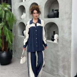 Model in schwarzer Button-Down-Tunika mit cremefarbenen Ärmeln und passenden gestreiften Hosen - Türkei-Großhandel