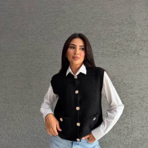 Vista frontal de chaleco de punto negro sin mangas, con grandes botones redondos y bolsillos delanteros tipo parche. - Mayorista en Turquía
