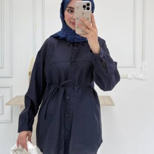 Vorderansicht einer mattschwarzen, oversized Knopf-Tunika mit Kragen und abgerundetem Saum über weißen Hosen. - Türkei-Großhandel