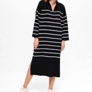 Modelo con vestido midi negro con rayas blancas, cuello en V, mangas 3/4 y pequeña abertura lateral. - Mayorista Turquía