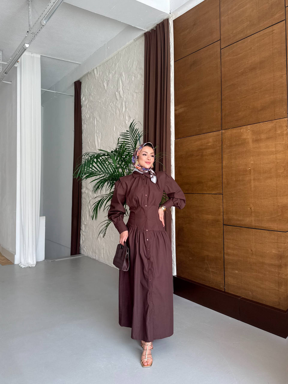 brown-front-buttoned-maxi-4582 - توريدات تركيا بالجملة عرض أمامي كامل لفستان بني بزُرّ أمامي مع أكمام منتفخة وخصر محدد وحقيبة صغيرة بسلسلة. - توريدات تركيا بالجملة