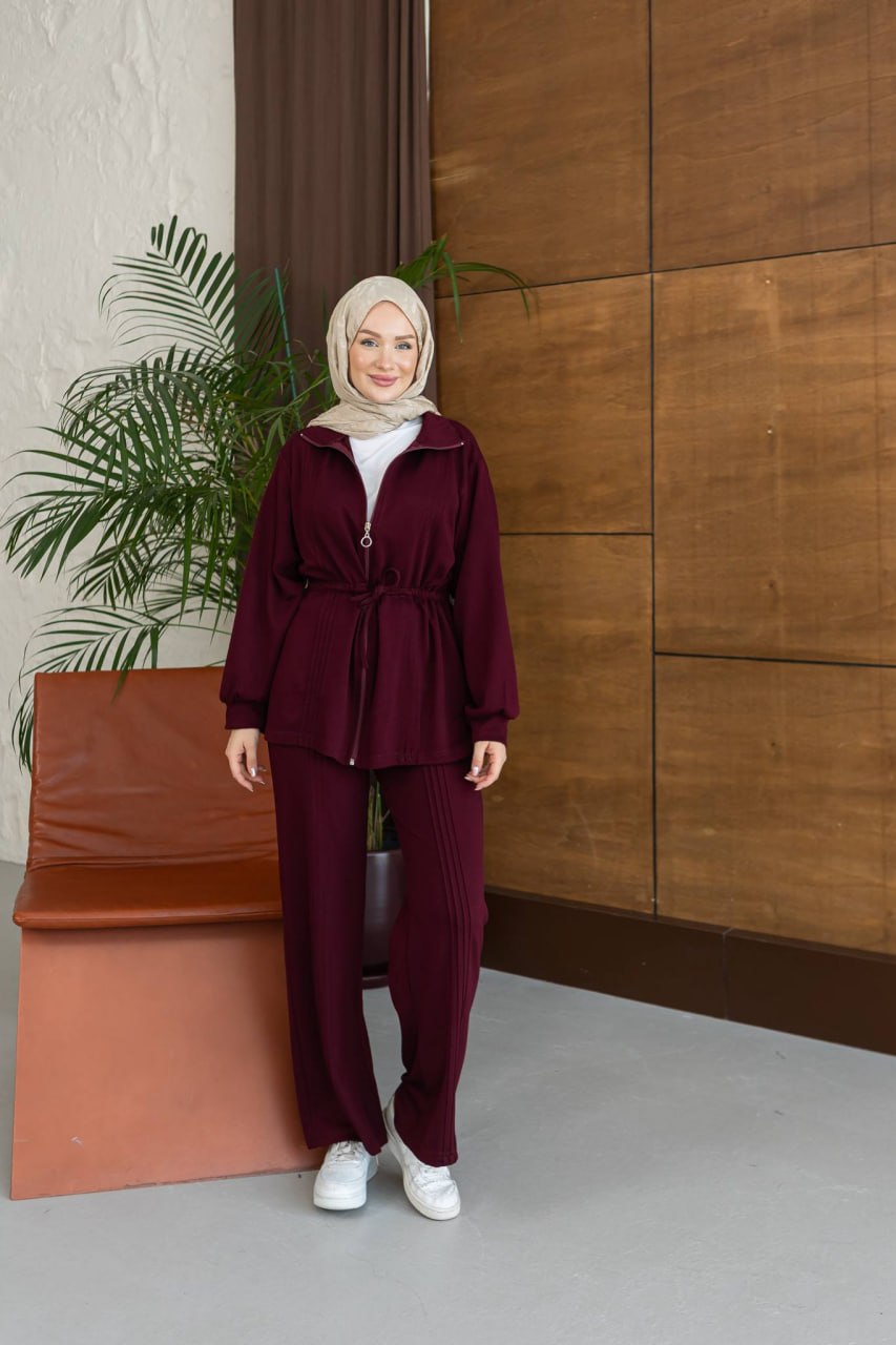 burgunderrot-vollstaendige-laenge-7421-Turkei-Grosshandel Vollständige Frontansicht der burgunderrot-Reißverschluss-Jacke und passender weiten Hose mit beigem Hijab und weißen Sneakern. Im Turkei-Grosshandel erhältlich.