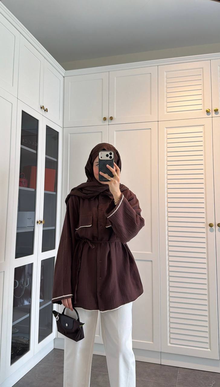 burgundy-mirror-selfie-5821-تركيا-بالجملة سيلفي أمام المرآة لقميص burgundy ذو نسيج مميز مع حجاب مطابق، بنطال أبيض وحقيبة سوداء صغيرة. متاح بالجملة في تركيا. - تركيا بالجملة