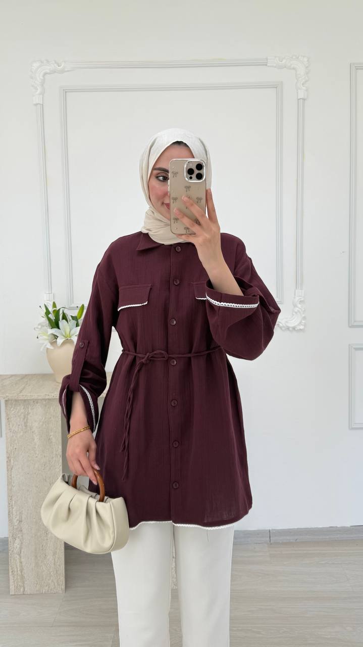 burgundy-tunic-front-7412-تركيا-بالجملة عرض أمامي لقميص طويل الأكمام بلون burgundy مع ربطة الخصر وتقليم مضفور أبيض، حجاب كريم وحقائب. متاح بالجملة في تركيا. - تركيا بالجملة