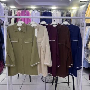 قميص burgundy بقصة A-line مريح مع إغلاق أزرار، وربطة خصر من الحبل وتقليم أبيض مقوس عند الأطراف على الأكمام. متاح بالجملة في تركيا. - تركيا بالجملة