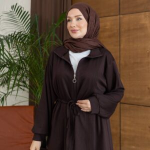 Mittlere Aufnahme der schokoladenbraunen Jacke mit Reißverschluss und Ringzug, Taillenzug und vertikale Nahtfalten-Details.