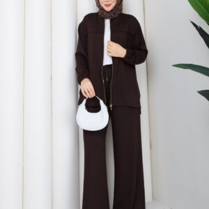 Conjunto color chocolate con chaqueta con cremallera, pantalón con cintura ajustable y bolso blanco con luna creciente. - Mayorista Turquía