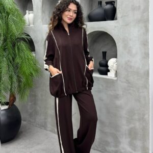 Chaqueta con cremallera color chocolate con costuras ribeteadas y dobladillo fruncido, combinada con pantalones a juego con panel lateral crema.