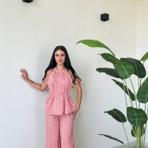Top halter coral-rosado con cuello recogido y peplum, acompañado de pantalones anchos a rayas a juego. Disponible para mayorista en Turquía - Mayorista turco