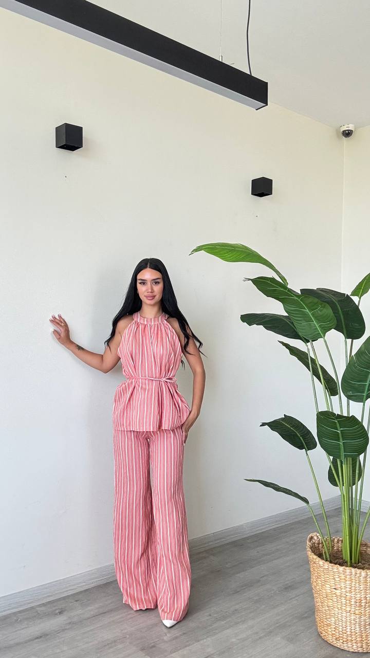 conjunto-rayas-coral-halter-frente-6622-mayorista-turco Top halter coral-rosado con cuello recogido y peplum, acompañado de pantalones anchos a rayas a juego. Disponible para mayorista en Turquía - Mayorista turco