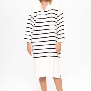 Vista frontal de vestido midi de color crema con rayas negras delgadas, hombros caídos y silueta relajada. - Mayorista Turquía