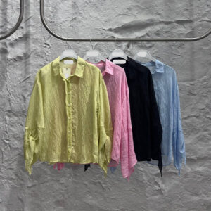Exhibición en estante de camisas arrugadas con botonadura en lima, rosa, negro y azul claro en perchas blancas. Mayorista Turquía - turquia-mayorista.