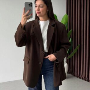 سيلفي مرآة يُظهر بلايزر بني داكن oversized مرتدياً تي شيرت أبيض وبنطال جينز أزرق، جيوب أمامية وياقة notch بارزة. - تجارة جملة تركيا