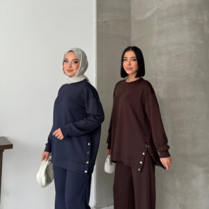 عرض بطول كامل لامرأتين بتيشيرت oversized جيرسي باللون navy و chocolate وبنطال واسع مع أزرار جانبية - تجارة تركيا بالجملة