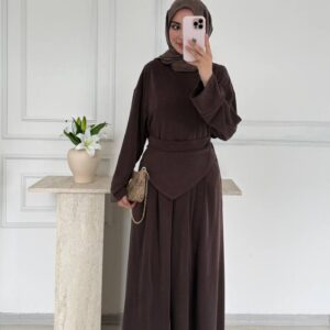 Frontansicht eines dusty-rose-Drapee-Sets mit dreieckigem Taillenpanel und fließenden Falten; Modell hält cremefarbene Clutch. Im Türkei-Großhandel erhältlich. - Türkei-Großhandel