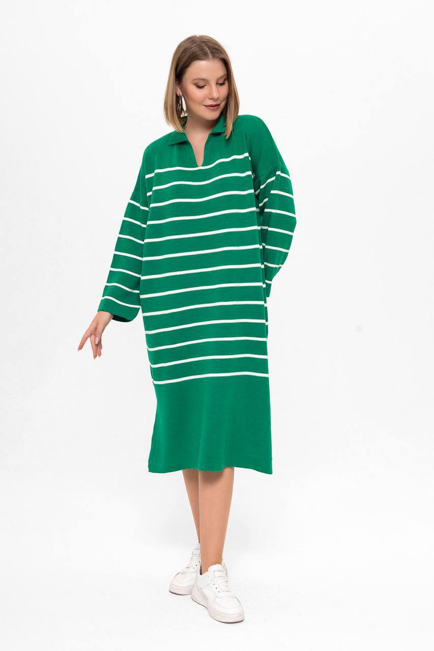 vestido-esmeralda-rayas-punto-9310 – Mayorista Turquía La modelo lleva un vestido midi de punto verde esmeralda con rayas horizontales blancas, mangas tres cuartos sueltas y cuello en V. - Mayorista Turquía