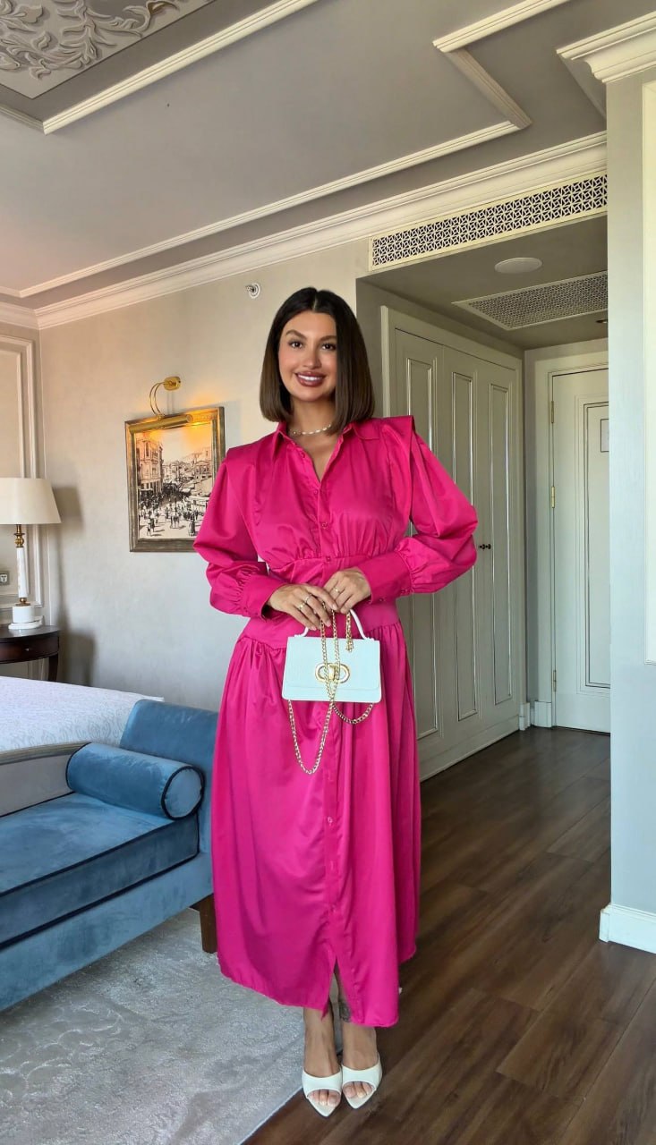 fuchsia-front-buttoned-maxi-7290 – توريدات تركيا بالجملة عرض أمامي لفستان فوشيا زاهي بأزرار أمامية وأكتاف منتفخة مع تفاصيل الخصر وحقيبة يد بسلسلة بيضاء. - توريدات تركيا بالجملة