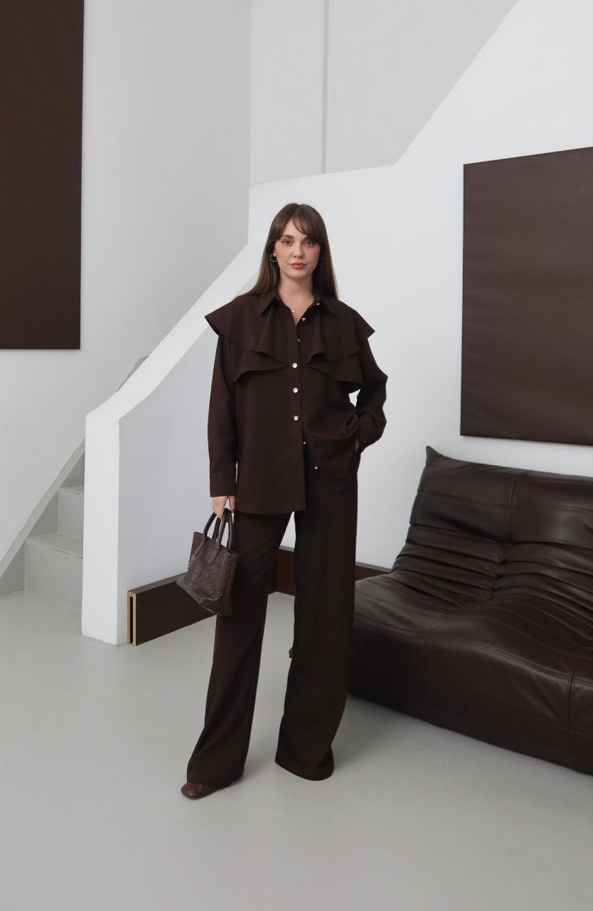 full-body-brown-set-4829 Full-length view of model in dark brown ruffle-cape button shirt, wide-leg trousers and woven tote. available for wholesale in Turkey.