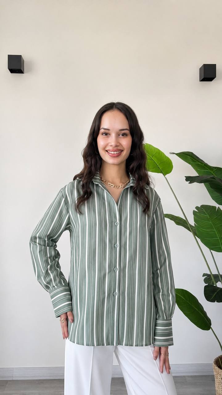 camisa-verde-rayas-frente-8492 - Mayorista Turquía Mujer con camisa a rayas verde y blanca, de manga larga y cuello abierto, con pantalones blancos. Disponible para mayoristas en Turquía - Mayorista Turquía