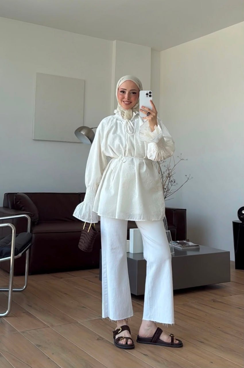 tunica marfil bordada – Mayorista en Turquia Vista de cuerpo entero de tunica marfil bordada combinada con jeans blancos, cuello con volantes, puños fruncidos y lazo en la cintura. - Mayorista en Turquia