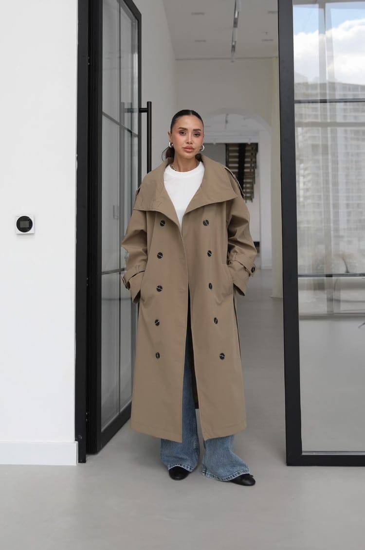 khaki-trench-offener-kragen-3047-Großhandel-Tuerkei Khaki Trenchcoat offen getragen über einem weißen T-Shirt, oversized Schultern und Hände-in-Taschen-Styling. Großhandel Türkei verfügbar.