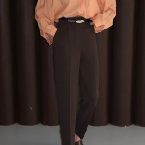 Unterschenkelansicht einer khakifarbenen Hose mit schmalem Knöchel, kombiniert mit schwarzen spitzen Slingback-Heels. - Großhandel Türkei