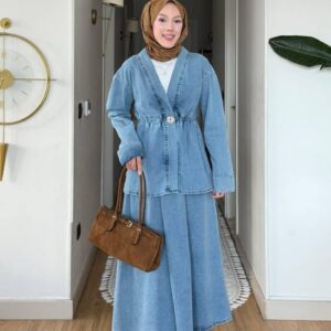 Vorderansicht eines hellblauen Denim-Jackens und des passenden Maxirocks mit taillierter Taille, brauner Hijab und Veloursleder-Handtasche. Großhandel in der Türkei erhältlich. - Türkei-Großhandel