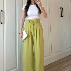 Vista frontal de pantalones anchos de cintura alta color verde lima, con cinturón de lazo y pliegues, combinado con top corto blanco. - Mayorista en Turquía.