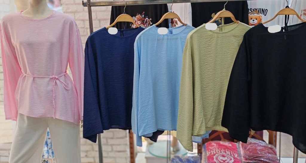 maniquí-rosa-top-4729 - Mayorista en Turquía Maniquí con top de punto texturizado rosa claro; variantes en azul marino, azul cielo, salvia y negro colgando cerca. Disponible para mayorista en Turquía - Mayorista en Turquía