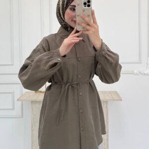 عرض أمامي لتونيك مارون طويل الأكمام بحزام وأزرار، فوق بنطال جينز فاتح