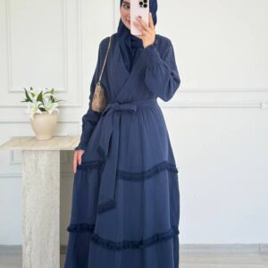 Vestido maxi azul marino plisado con cinturón prominente, flecos en capas y mangas de tela texturizada. - Mayorista Turquía