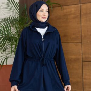 Dreiviertel-Nahaufnahme der marineblauen Jacke mit vertikalen Falten-Panels, Reißverschluss und locker geschnittenem Bündchenärmel.
