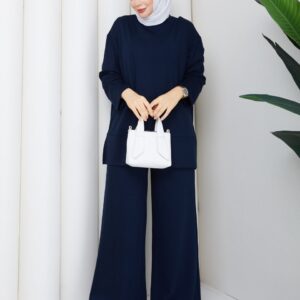Model trägt marineblaue lange Tunika und weite Hose, hält eine kleine weiße Handtasche. Großhandel Türkei erhältlich - Großhandel Türkei