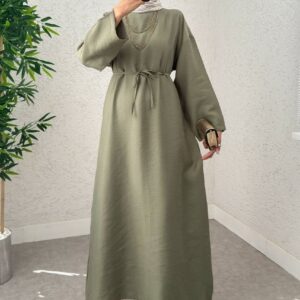 عباية خضراء زيتونية مريحة مع رباط عند الخصر وأكمام واسعة، مع سلاسل ذهبية متعددة وحذاء معدني. - تركيا بالجملة