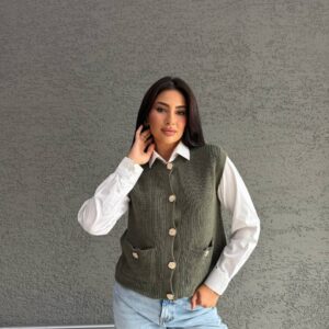 Modelo con chaleco sin mangas color oliva verde acanalado, con banda de botones acanalada y dos bolsillos delanteros tipo parche. - Mayorista en Turquía