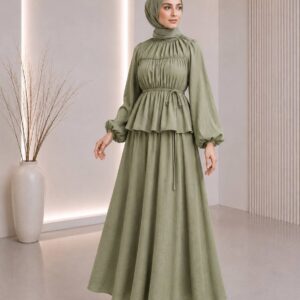 فستان ماكسي بلون olive مع ياقة مخيطة بدقة، صدر مجمع، طبقة peplum وأكمام balloon.
