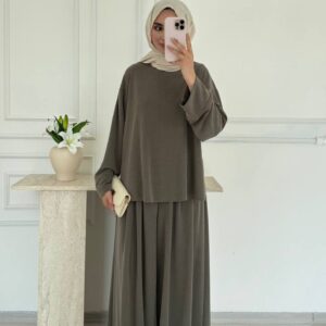 Frontansicht eines olive-relaxed-Strickoberteils, kombiniert mit weiter Plissee-Rock, cremefarbigem Hijab und passender Clutch. Im Türkei-Großhandel erhältlich. - Türkei-Großhandel