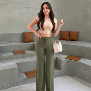 Vorneansicht olivgrüne, weite Hose mit elastischem Bund und Kordelzug, kombiniert mit beigem Crop-Top und Ketten-Umhängetasche. - Großhandel Türkei