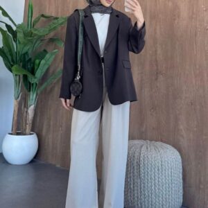 عرض كامل لبلايزر oversized black single-breasted مع تي شيرت أبيض وبنطال واسع باللون beige وحقيبة كتف دائرية. متاح للبيع بالجملة في تركيا - تجارة جملة تركيا