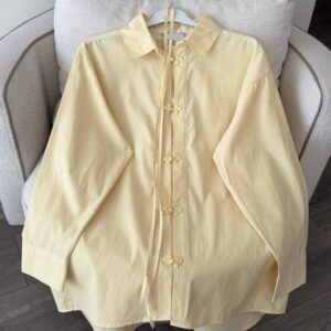 Lässiges hellgelbes Langarmshirt mit spitzem Kragen, stoffüberzogenen Blumenloop-Knöpfen und langen vorderen Bindebändern. Verfügbar im Großhandel Türkei - Großhandel Türkei