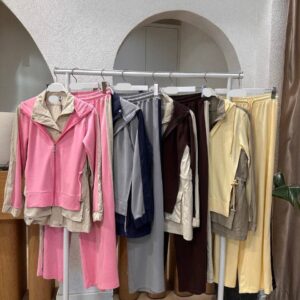 Estantería con chándales en rosa, gris, granate y amarillo pálido con detalles de paneles en contraste. - Mayorista Turquía