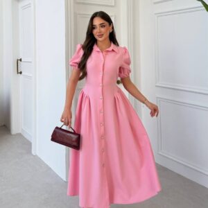 Vorderansicht eines rosa Kragen-Kleids mit Puffärmeln, engem Oberteil und ausgestelltem Rock; Modell hält eine burgunderfarbene Tasche. Großhandel Türkei - B2B