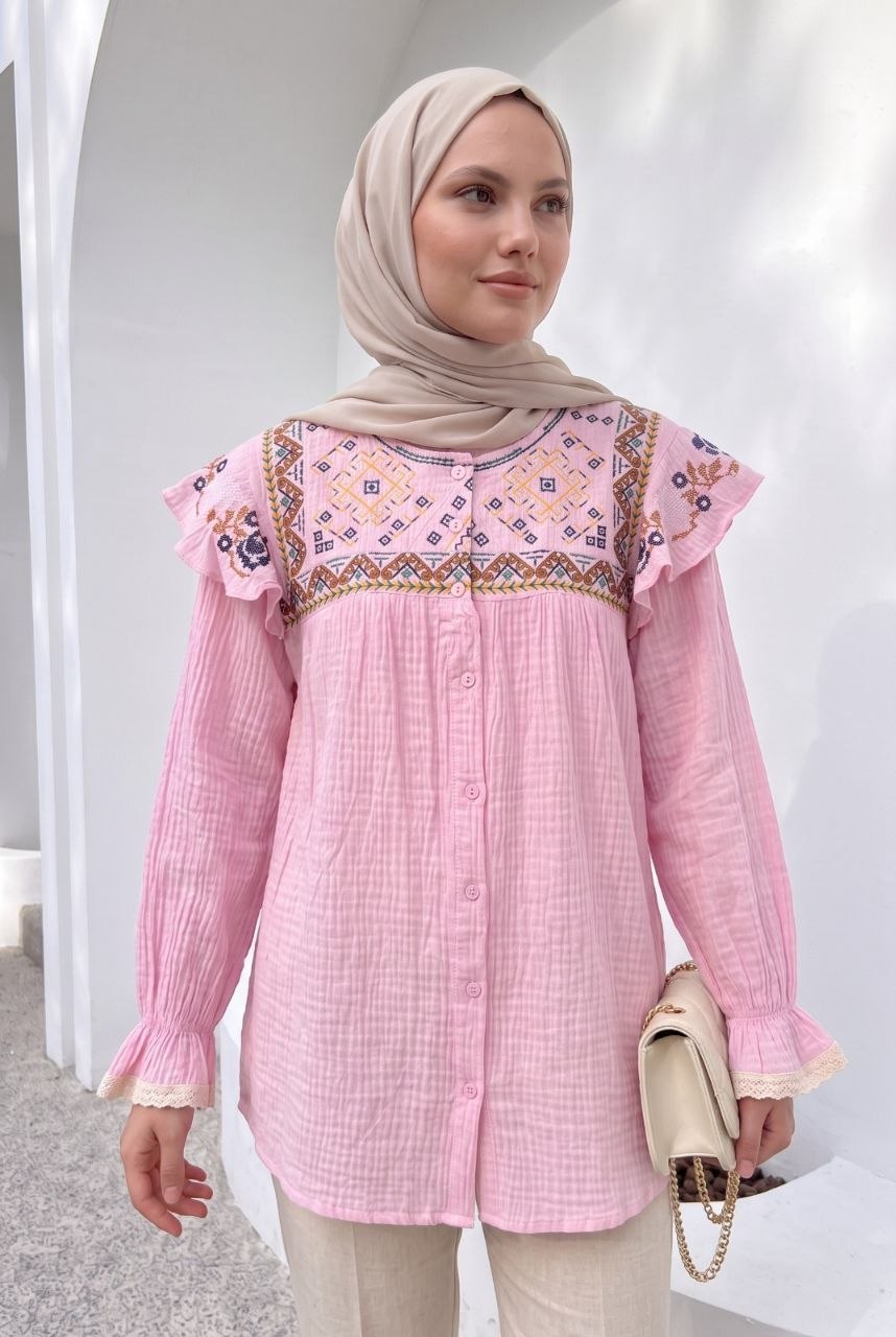 pink-embroidered-gauze-4721-تركيا-بالجملة واجهة أمامية لبلوزة وردية من قماش شِكْل رقيق مع ياقة مطرزة هندسية وأكمام مزينة بحواف دانتيل. متوفرة للبيع بالجملة في تركيا - تركيا بالجملة.