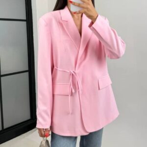 Selfie en espejo de blazer rosa pastel oversize con cinturón en la cintura, bolsillos con solapa, mangas largas, vaqueros y bolso pequeño - Mayorista turco.