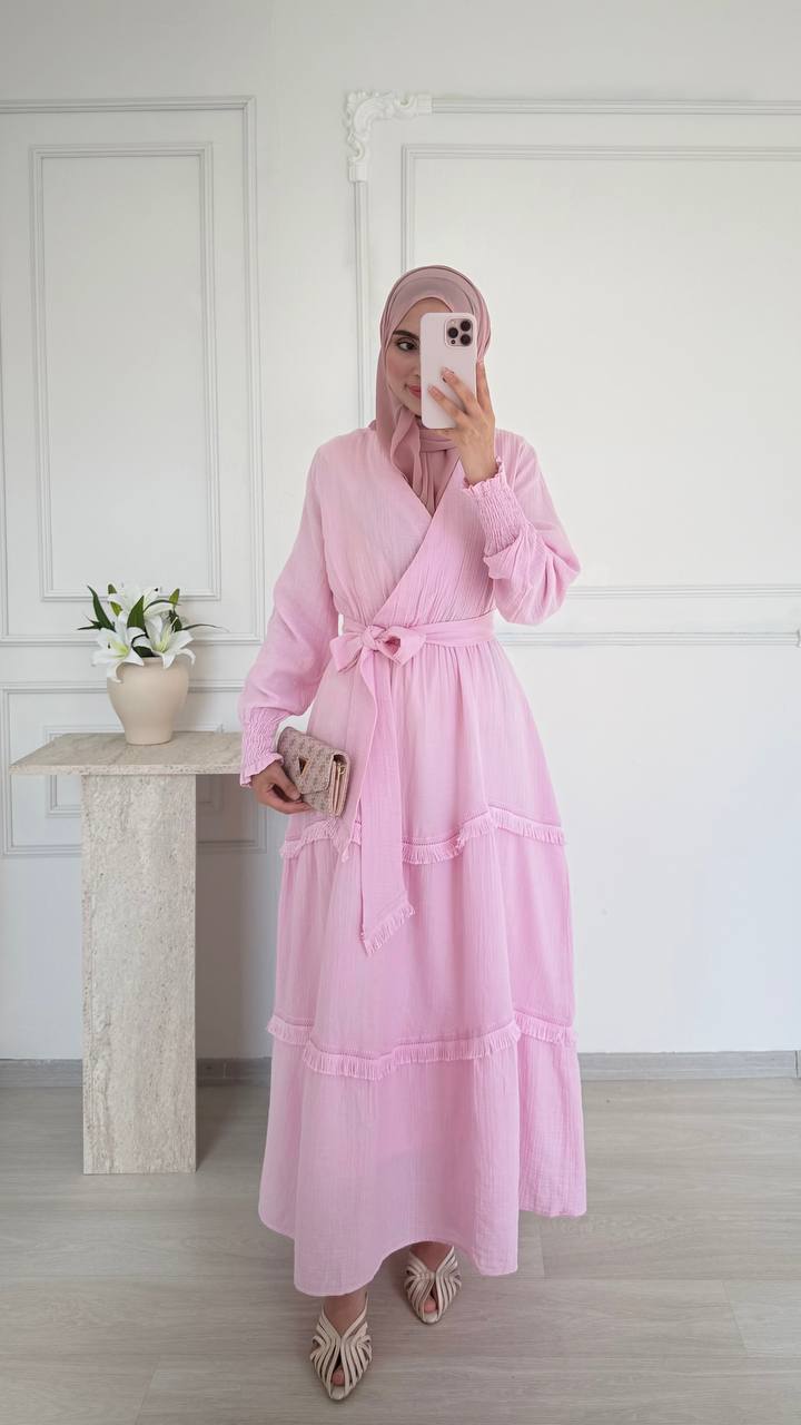 rosa-vestido-envuelto-4821 - Mayorista Turquía Vestido envolvente suave rosa claro, largo, con lazo en la cintura, puños fruncidos y flecos en capas. - Mayorista Turquía