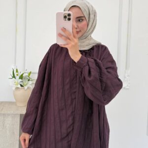 Frontaufnahme einer lockeren Crinkle-Tunika in tiefem Pflaumenfarbton mit voluminösen Ärmeln und gezacktem Saum. Im Großhandel in der Türkei erhältlich. - Großhandel Türkei