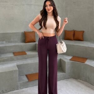 Vorneansicht pflaumenfarbene Jersey-Hose mit elastischem Bund und Bindeband, gestylt mit beigem Crop-Top und cremefarbenen Sneakern. - Großhandel Türkei